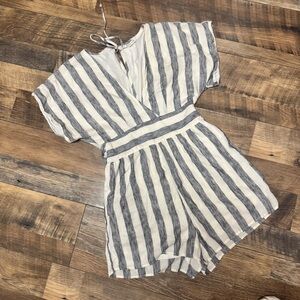 American Eagle Outfitters Gray and White Tie-Back Top